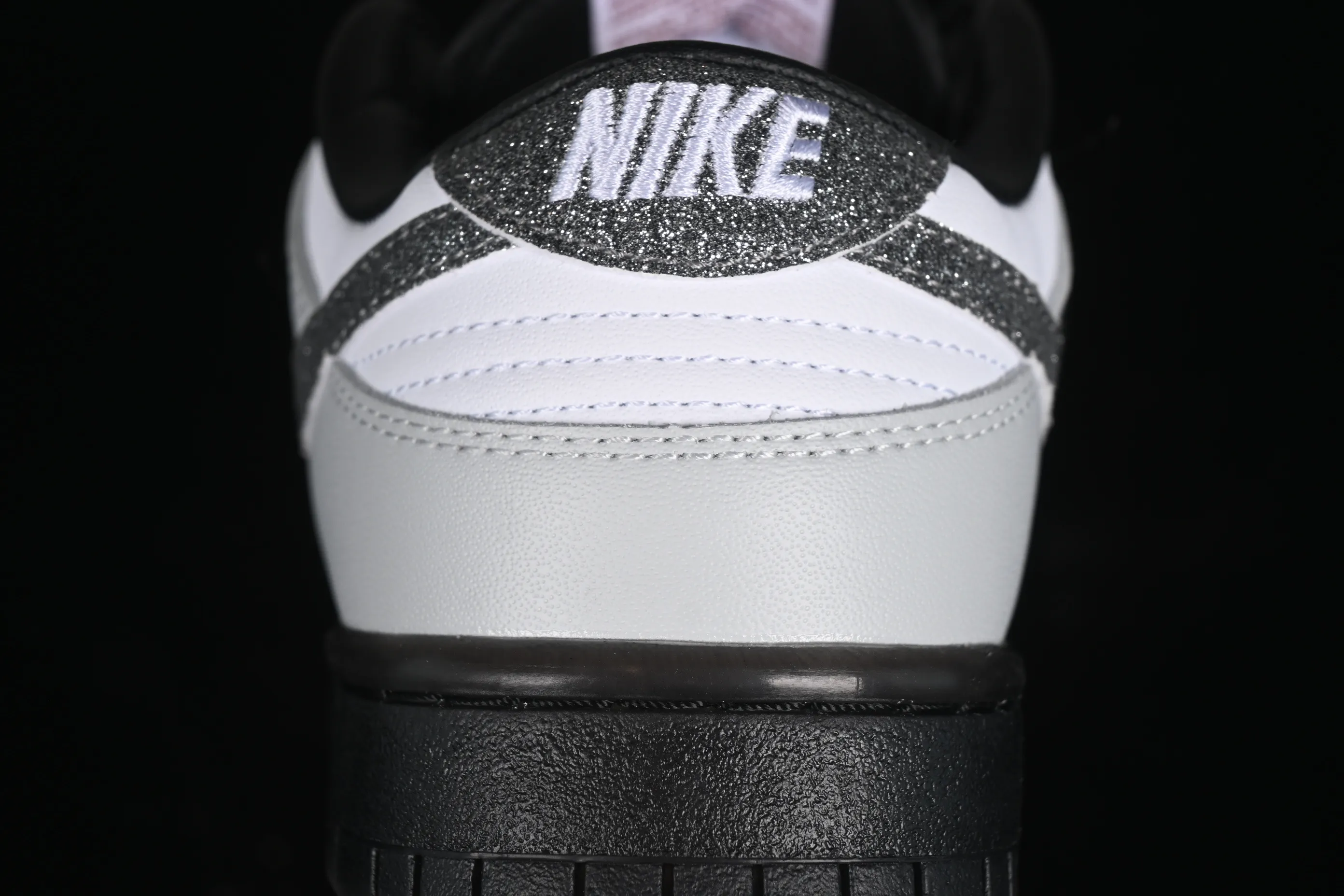 All categories Nk SB Dunk series Nk SB Dunk Low low-top sneakers Nk Dunk Low "Glitter Swoosh" light silver SB low-top casual sneakers HQ3462-191